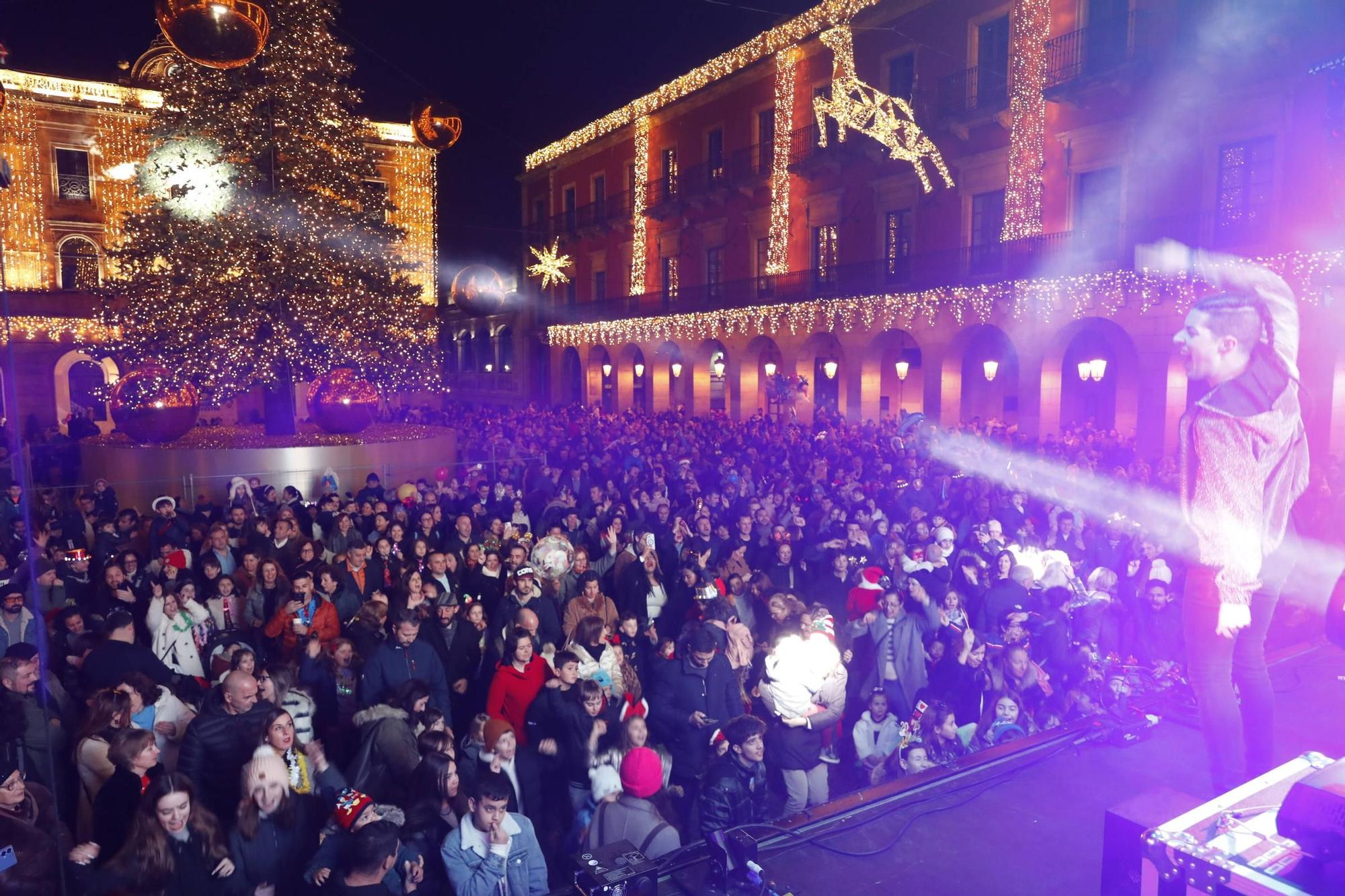 El "campanillas" en la Plaza Mayor de Gijón, en imágenes