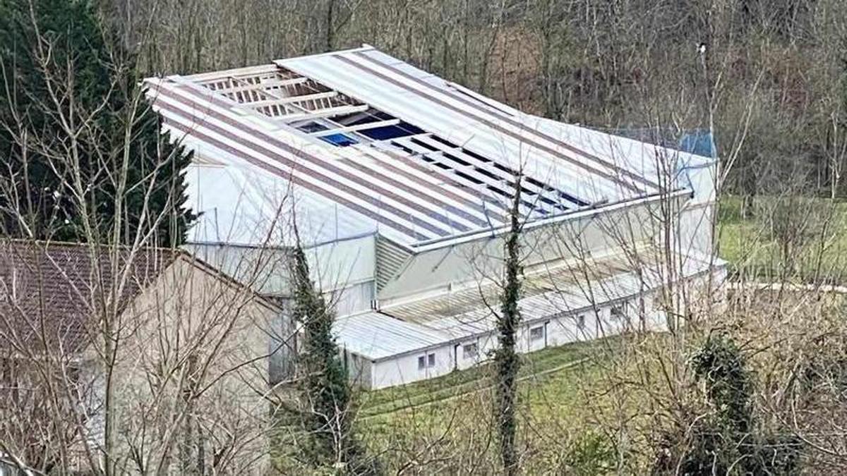 PICOS DE EUROPA | Catorce meses con la cubierta del polideportivo de Arenas de Cabrales destrozada y sin visos de arreglo