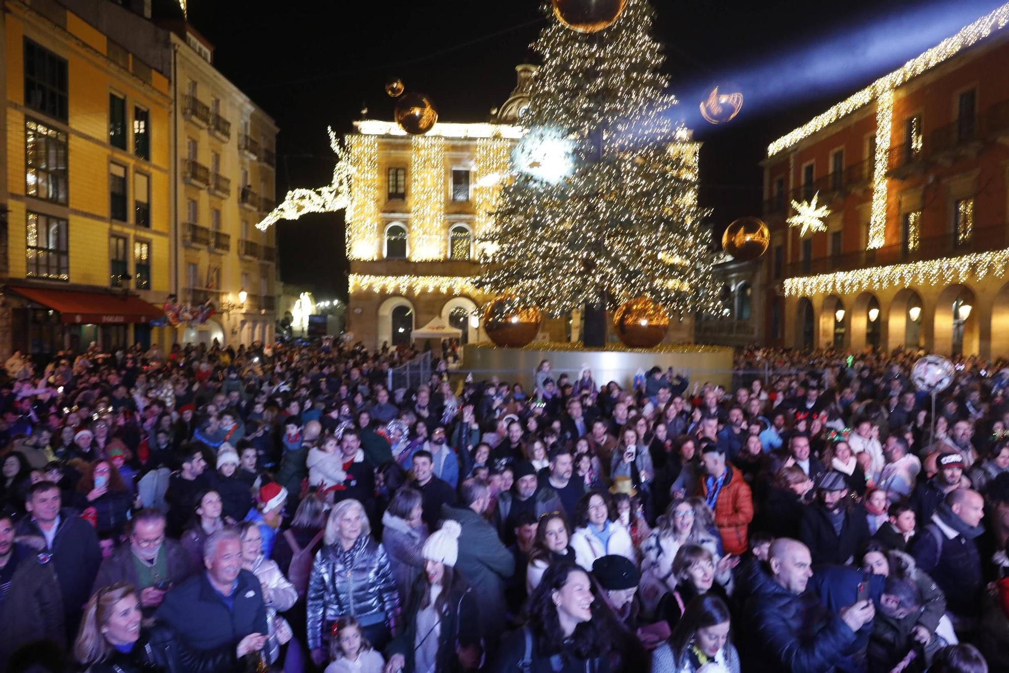 El "campanillas" en la Plaza Mayor de Gijón, en imágenes