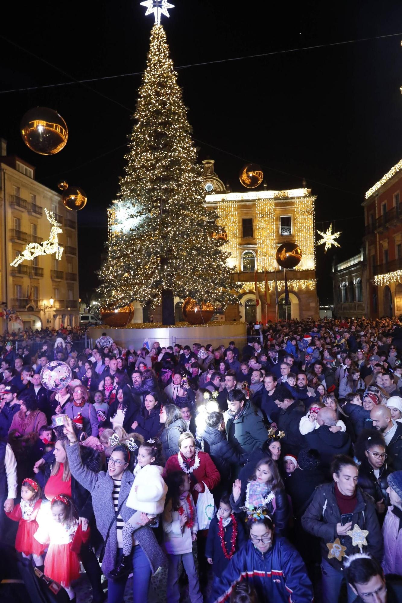 El "campanillas" en la Plaza Mayor de Gijón, en imágenes