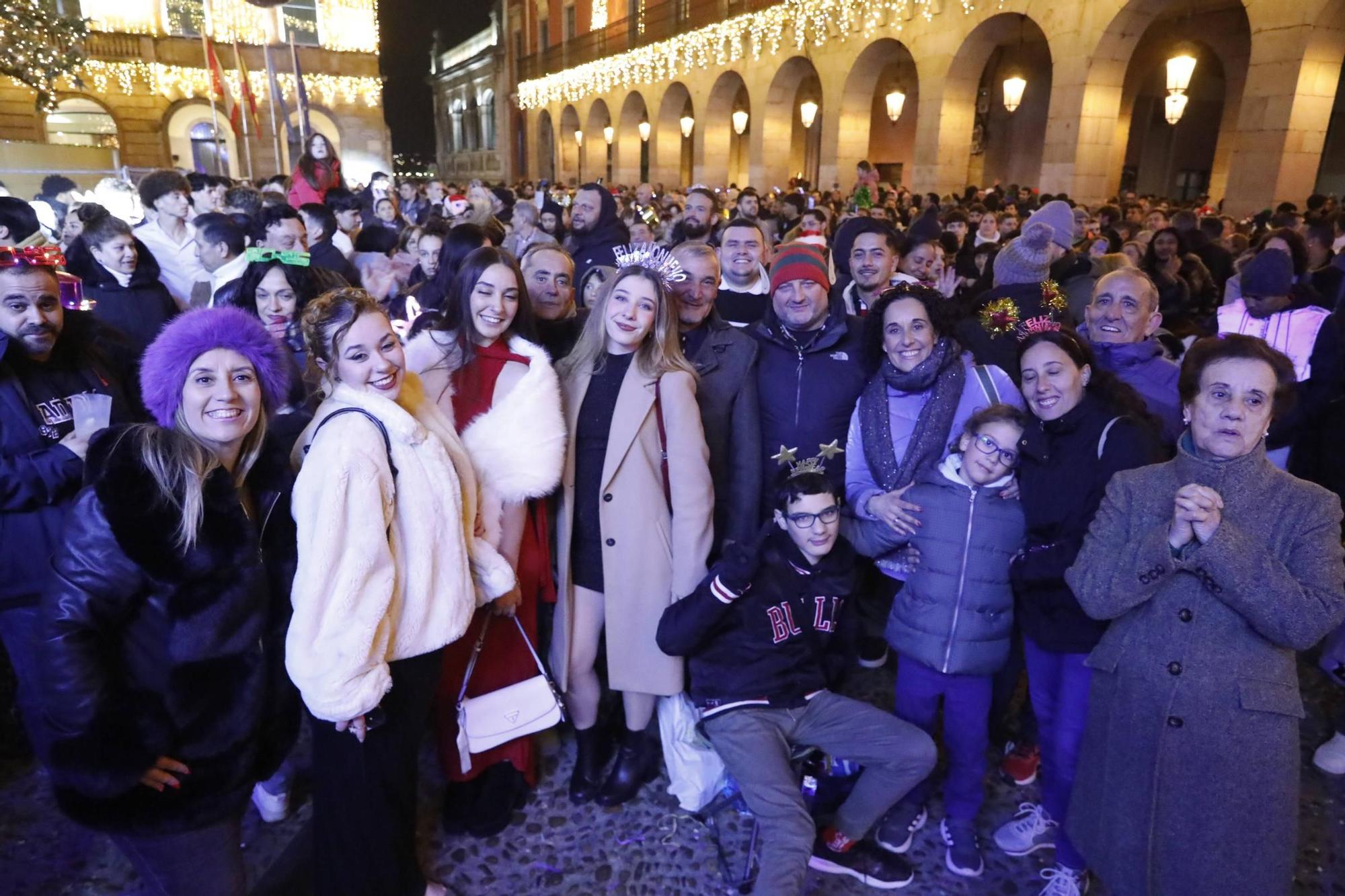 La plaza Mayor de Gijón, a rebosar para recibir al 2025