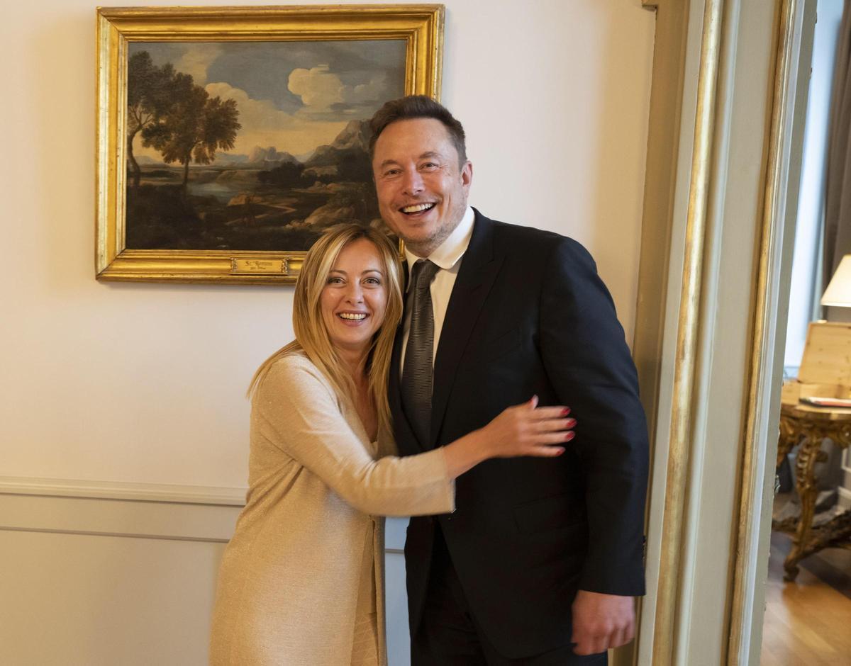 La primera ministra italiana, Giorgia Meloni, abraza a Elon Musk durante un encuentro en la sede del Ejecutivo italiano, en junio de 2023.