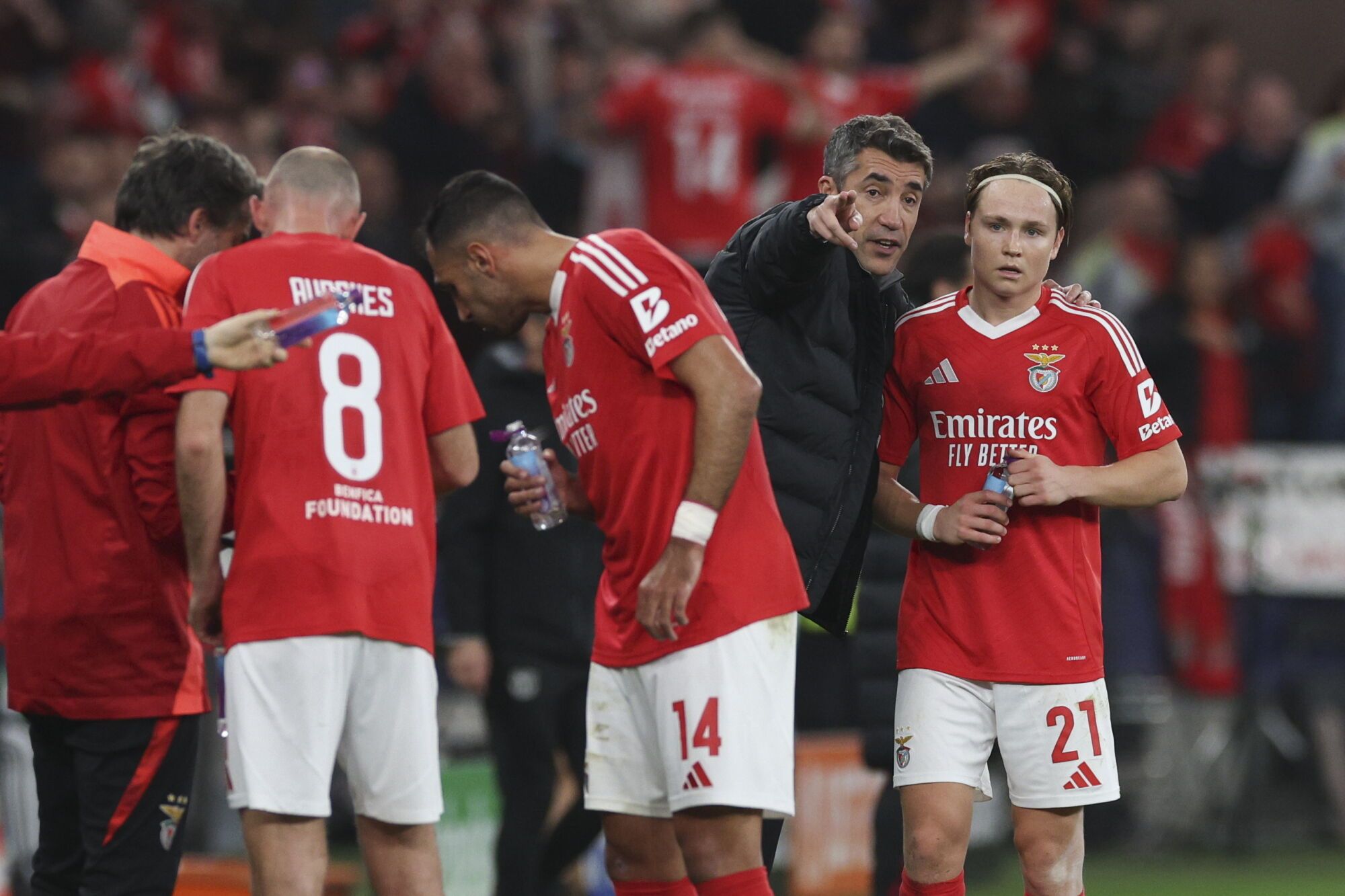 Lisbon (Portugal), 01/21/2025.- Benfica`s head coach Bruno Lage talks to his players during their UEFA Champions League soccer match against Barcelona held at Luz Stadium in Lisbon, Portugal, 21 January 2025. (Champions League, Lisbon) EFE/EPA/MIGUEL A. LOPES