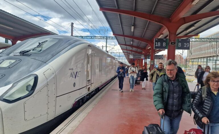 Renfe informa de que los trenes Avril, de Talgo, están parados por un fallo informático: hay 14.100 pasajeros afectados