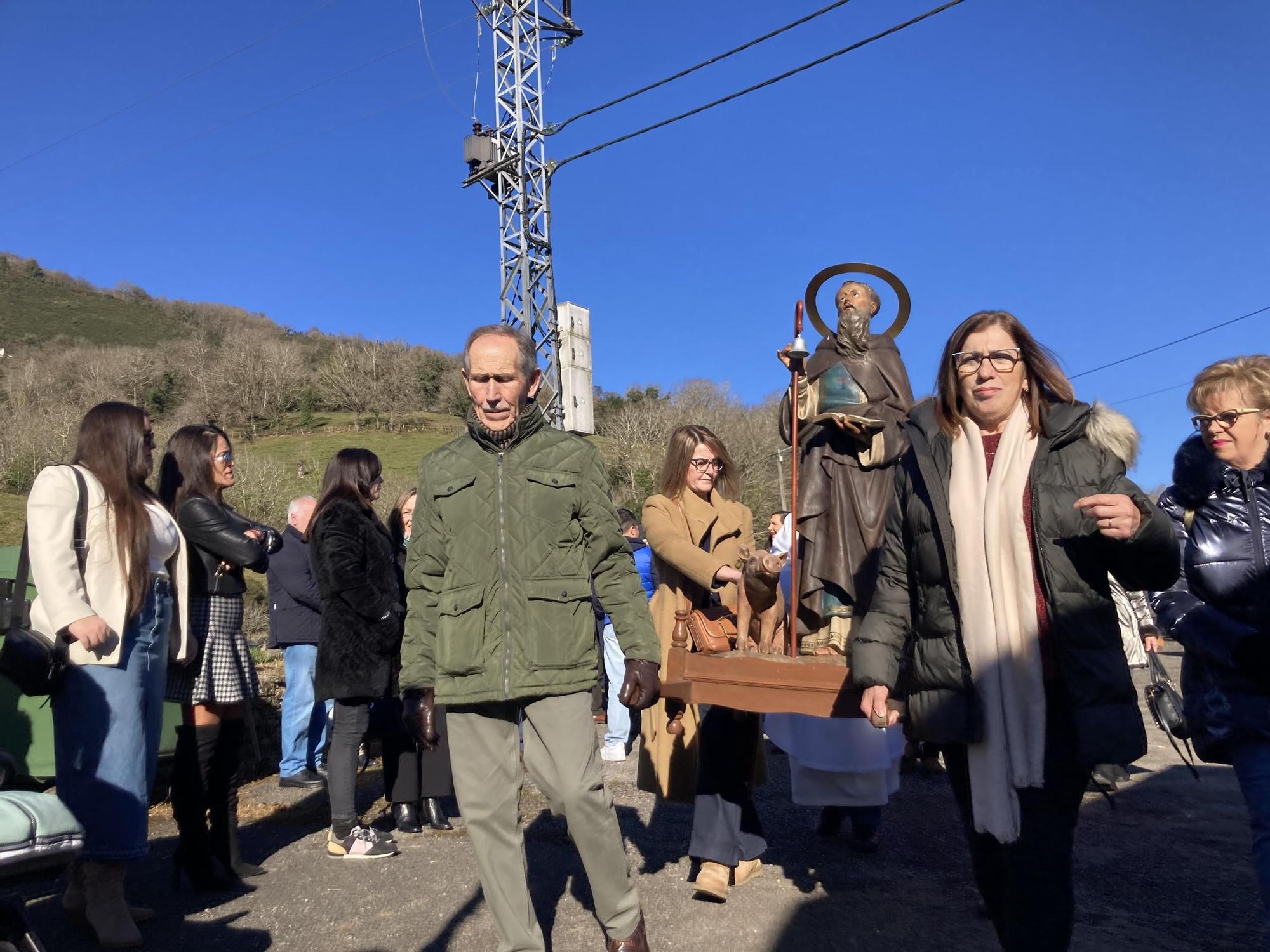 Así fue la mañana soleada del festejo en Coalla, con productos de primera y una procesión