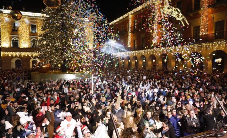 La plaza Mayor de Gijón, a rebosar para recibir al 2025