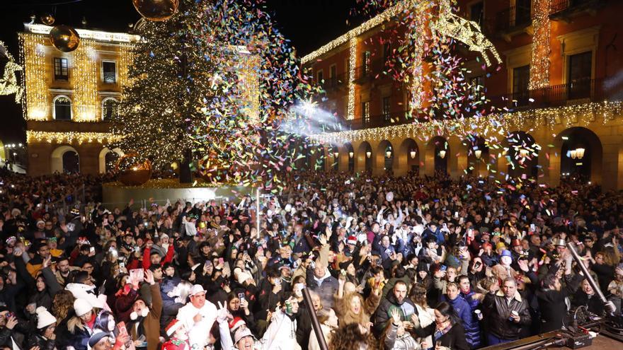 La plaza Mayor de Gijón, a rebosar para recibir al 2025