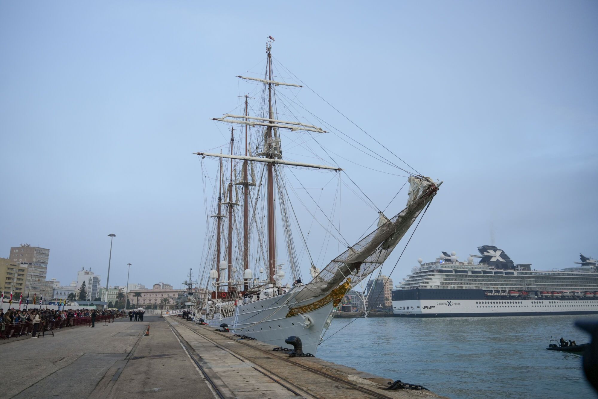 El buque escuela Juan Sebastián Elcano en el puerto de Cádiz. El 11 de enero de 2025 en Cádiz, Andalucía (España). Los Reyes Felipe VI y Letizia, junto con la ministra de Defensa, Margarita Robles, presiden el acto de despedida del buque escuela 'Juan Sebastián de Elcano' en el Puerto de Cádiz. En esta ocasión histórica, la Princesa de Asturias, Leonor de Borbón, embarcará como guardiamarina de primera. Al acto también asistirá el presidente de la Junta de Andalucía, Juanma Moreno. 11 DE ENERO DE 2025 Francisco J. Olmo / Europa Press 11/01/2025. Francisco J. Olmo;category_code_new;