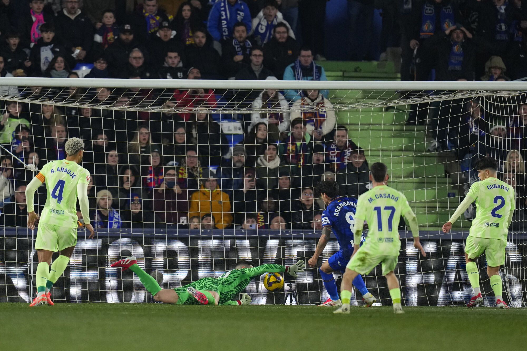 Mauro Arambarri (8) del Getafe anota el primer gol de su equipo contra el Barcelona durante un partido de fútbol de la Liga española en el estadio Coliseum Alfonso Pérez en Getafe, España, el sábado 18 de enero de 2025. (Foto AP/Manu Fernández). SÓLO USO EDITORIAL / SÓLO ITALIA Y ESPAÑA