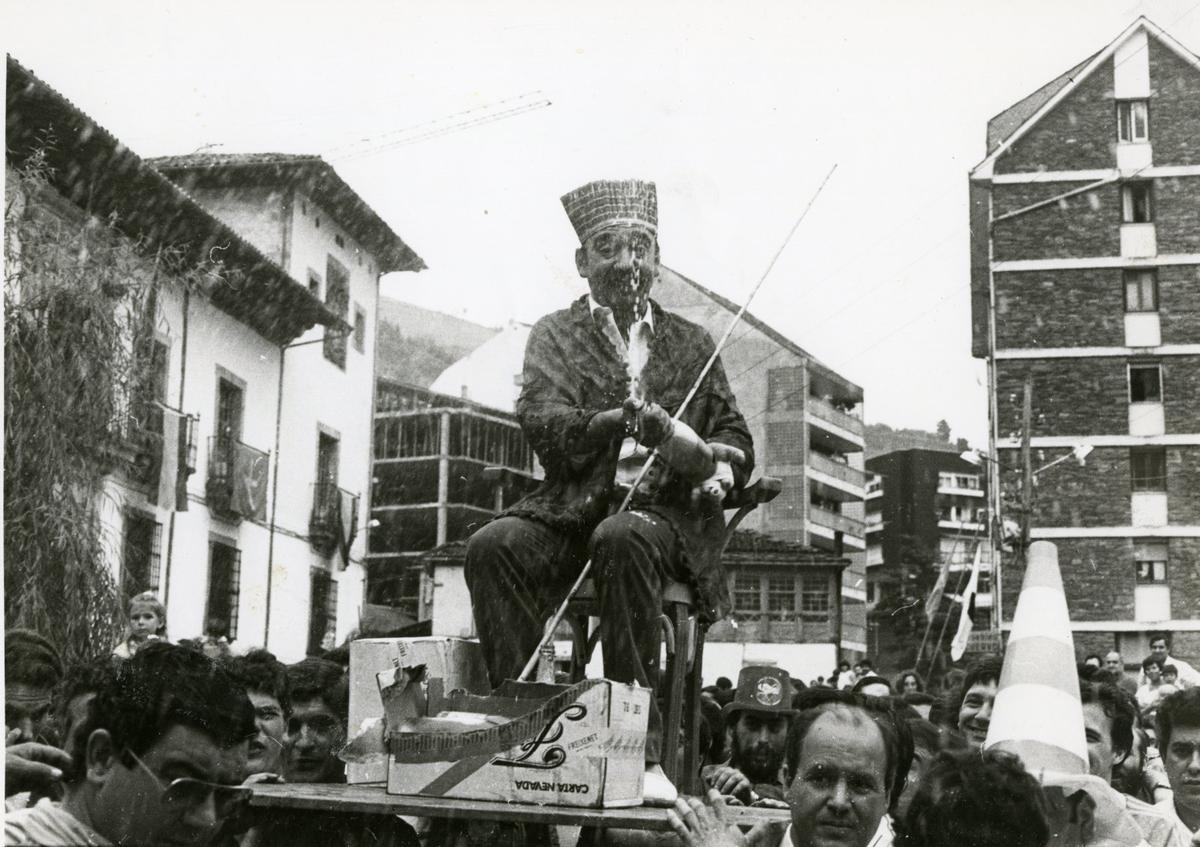 Cándido Puente regando a la gente al paso de la procesión.