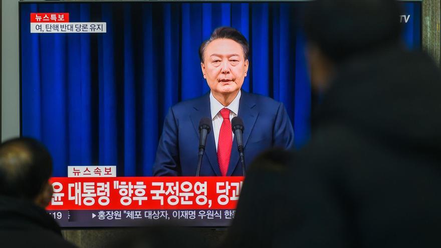 Suspenden el arresto del presidente surcoreano Yoon Suk Yeol tras un enfrentamiento con su equipo