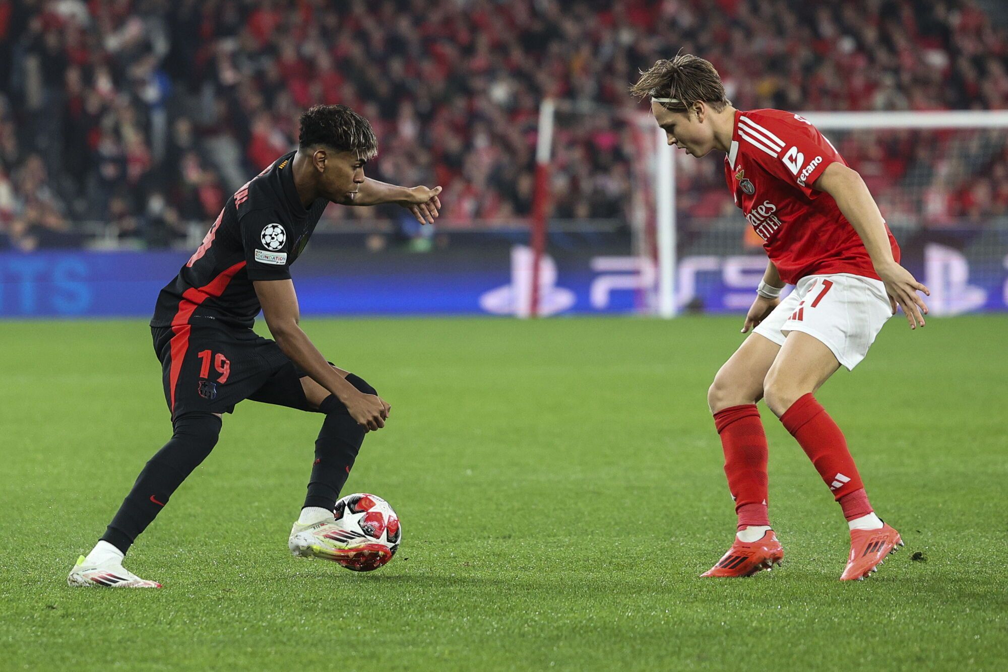 Lisbon (Portugal), 01/21/2025.- Benfica`s Andreas Schjelderup (R) fights for the ball with Barcelona`s Lamine Yamal during their UEFA Champions League soccer match held at Luz Stadium in Lisbon, Portugal, 21 January 2025. (Champions League, Lisbon) EFE/EPA/MIGUEL A. LOPES