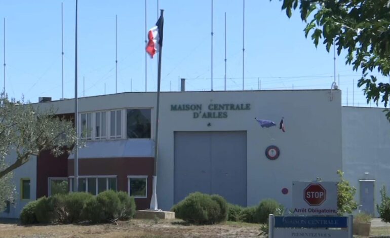 Un recluso de la cárcel francesa de Arles toma a varios empleados como rehenes