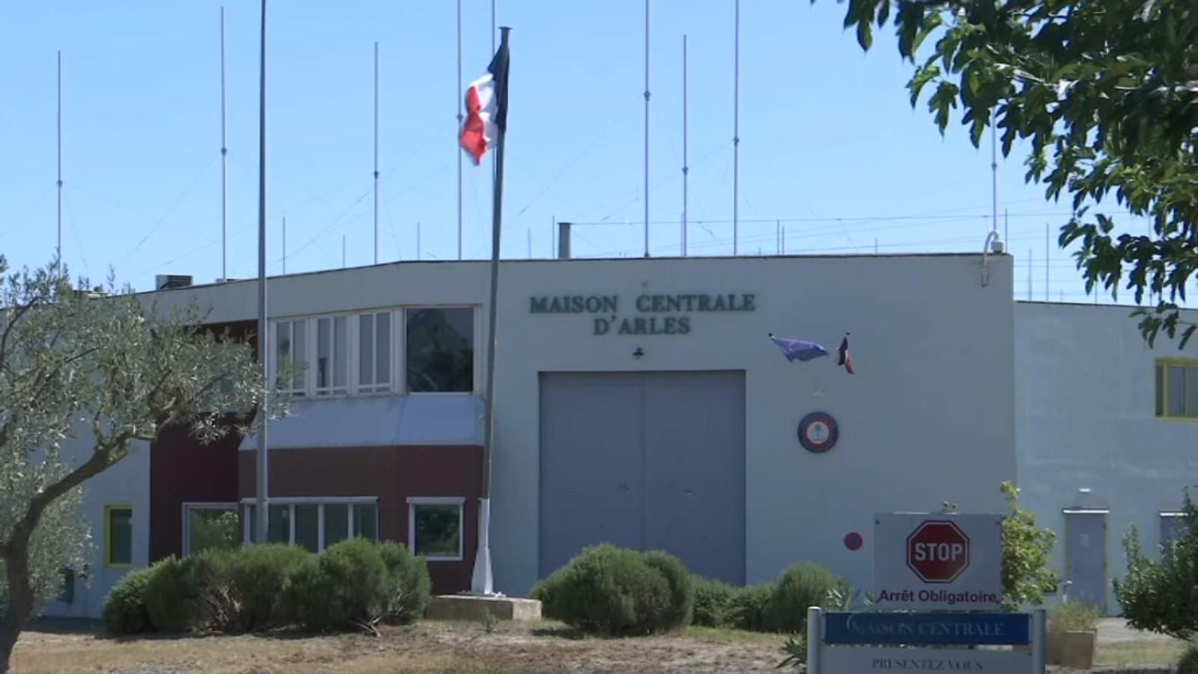 Un recluso de la cárcel francesa de Arles toma a varios empleados como rehenes