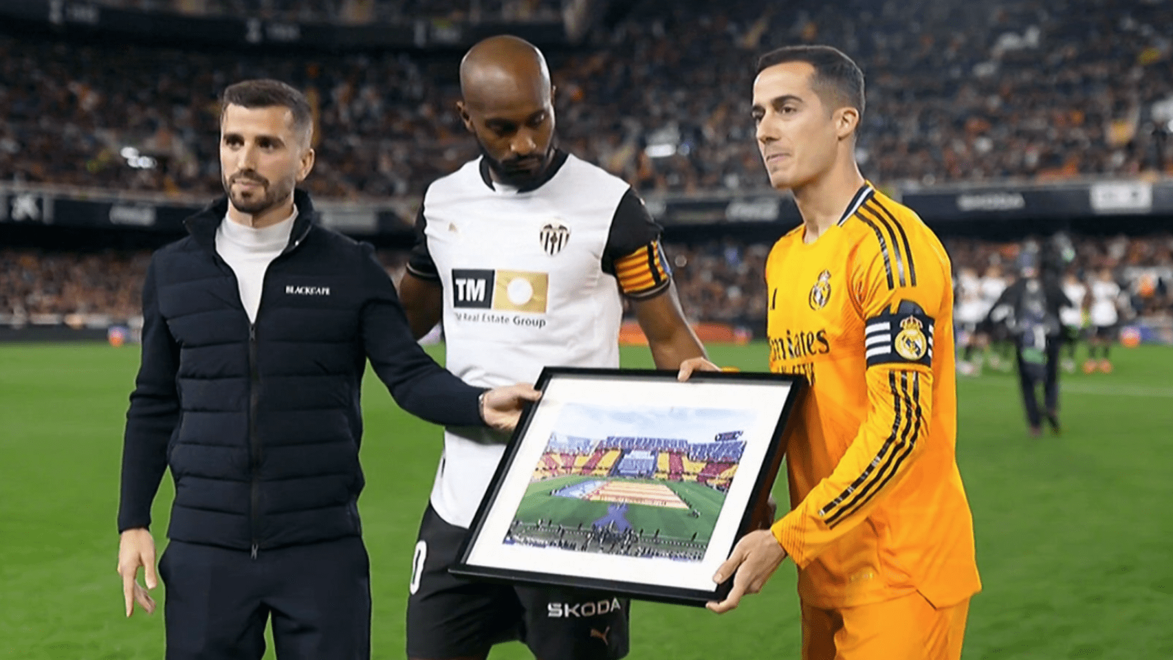 Este fue el emotivo homenaje del Valencia al Real Madrid en Mestalla durante el partido aplazado por la DANA