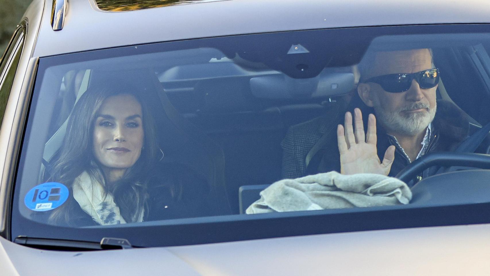 Felipe y Letizia acuden a casa de Jesús Ortiz para tomar el roscón de Reyes con la inesperada visita de Paloma Rocasolano