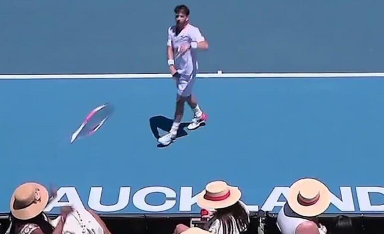 Cameron Norrie le pega un raquetazo a una espectadora en el Auckland Open antes de debutar en el Open de Australia