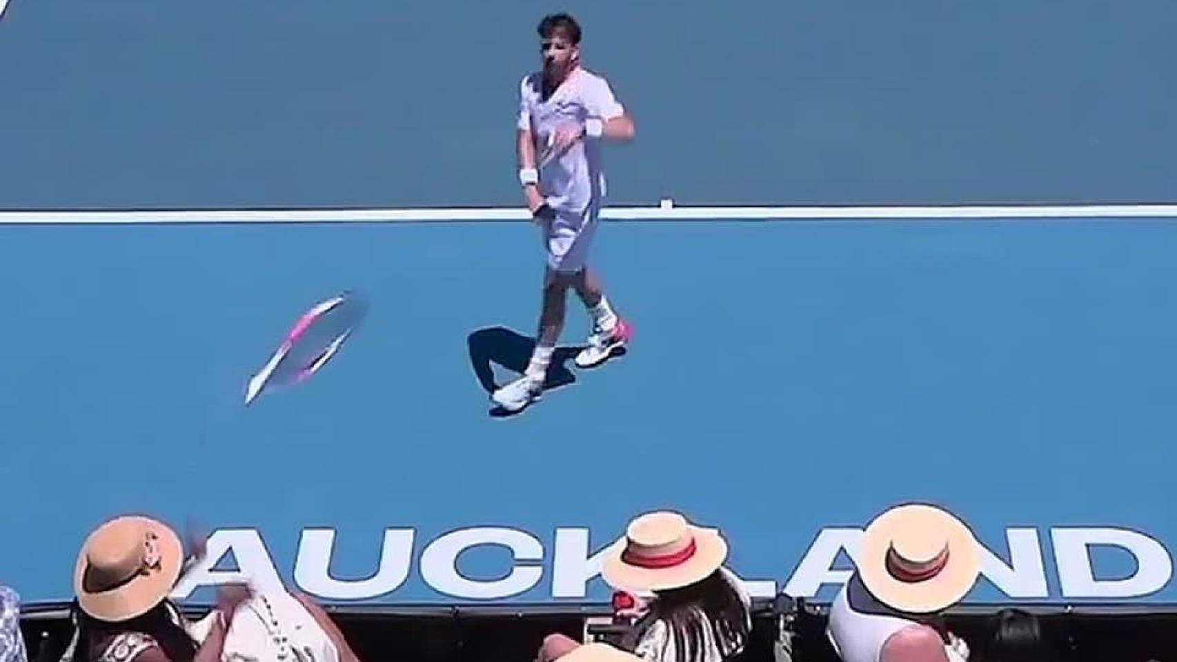 Cameron Norrie le pega un raquetazo a una espectadora en el Auckland Open antes de debutar en el Open de Australia