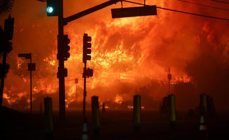 Un gran incendio fuerza la evacuación de 30.000 personas en Los Ángeles (EEUU)