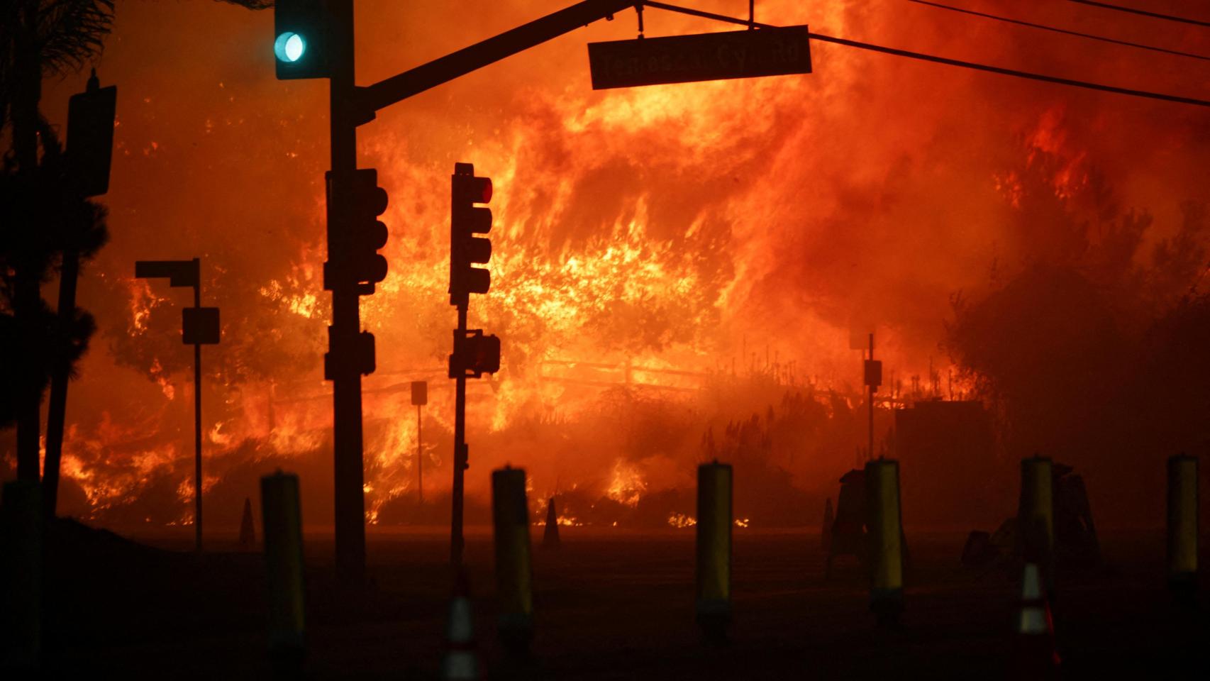 Un gran incendio fuerza la evacuación de 30.000 personas en Los Ángeles (EEUU)