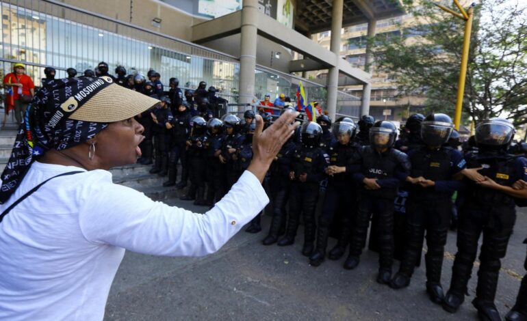 Maduro ve una «conspiración internacional» antes de su toma de posesión y ordena el cierre de la frontera con Colombia