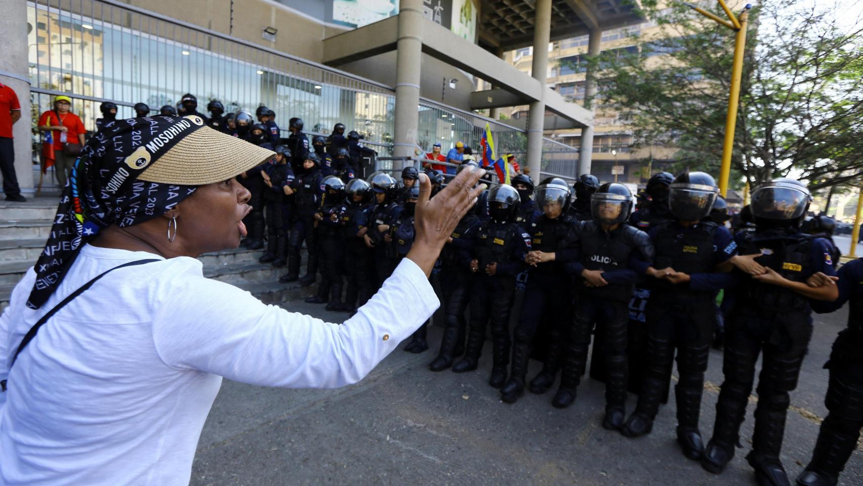 Maduro ve una «conspiración internacional» antes de su toma de posesión y ordena el cierre de la frontera con Colombia