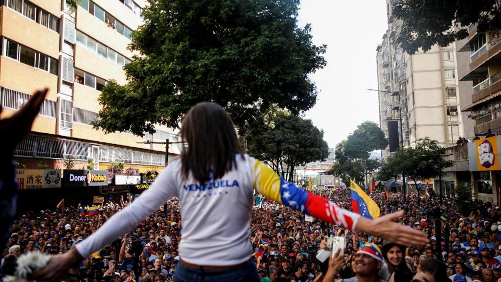 La líder opositora venezolana María Corina Machado reapareció este jueves en una protesta en Caracas contra la toma de posesión de Nicolás Maduro.