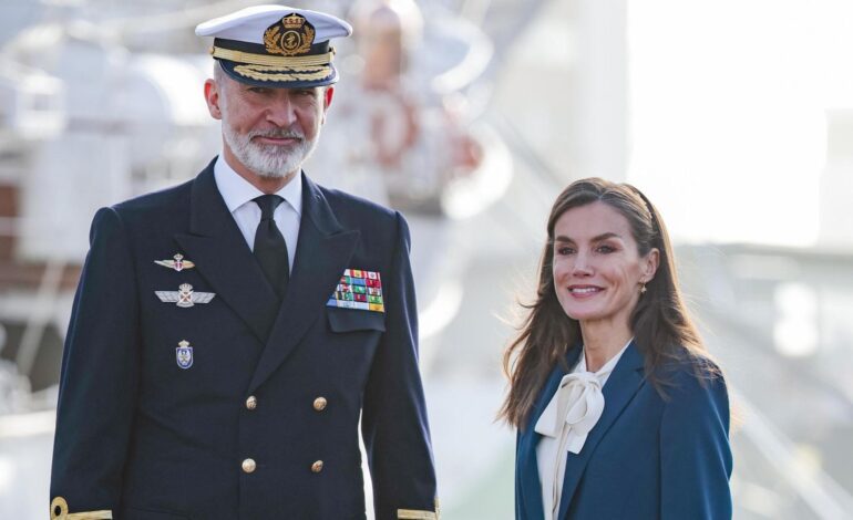 Felipe y Letizia acompañan a Leonor en su embarco en el buque escuela Juan Sebastián Elcano: abrazos y lágrimas