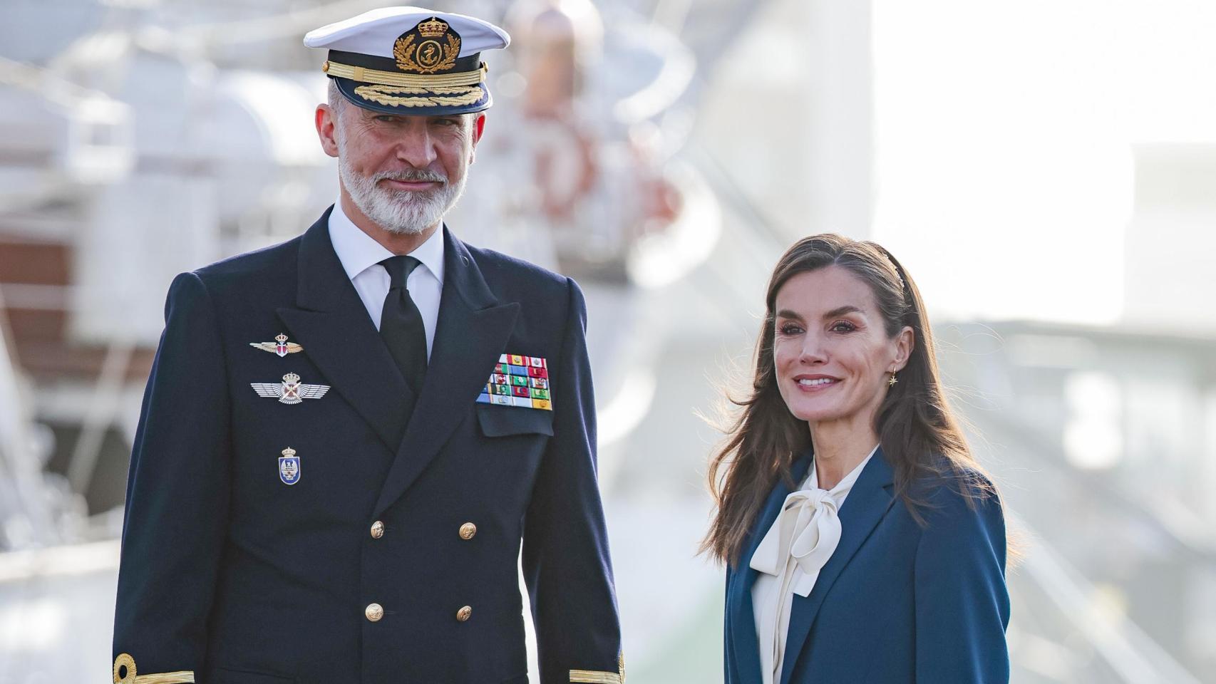 Felipe y Letizia acompañan a Leonor en su embarco en el buque escuela Juan Sebastián Elcano: abrazos y lágrimas