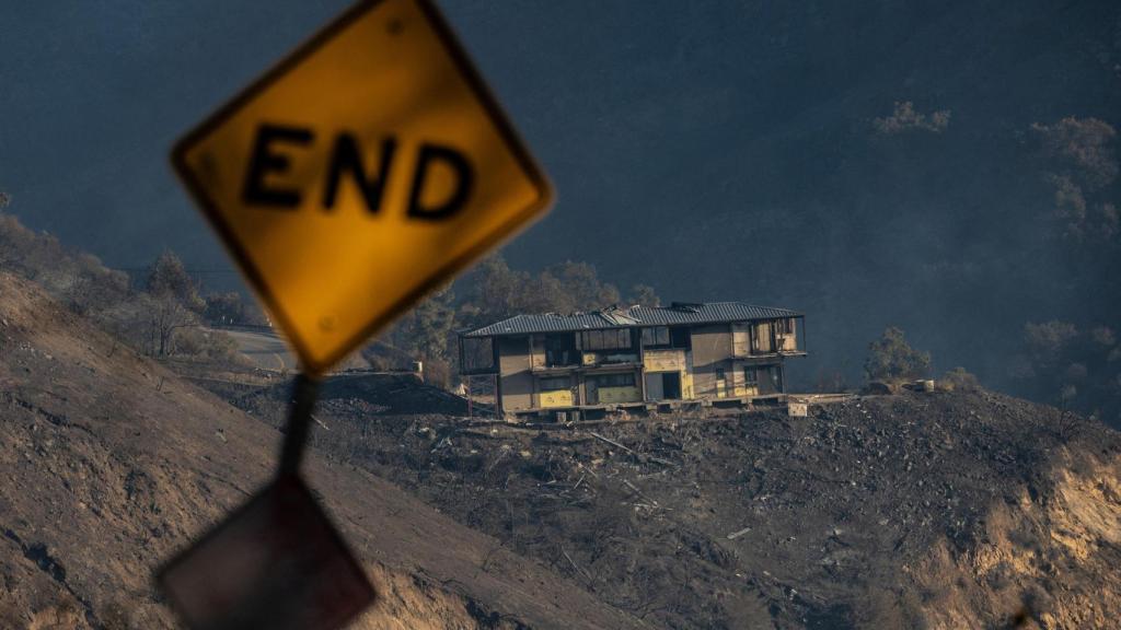 Una casa calcinada tras los múltiples incendios que han asolado la ciudad de Los Ángeles.