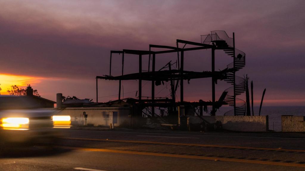 Un edificio completamente incendiado en Los Ángeles.