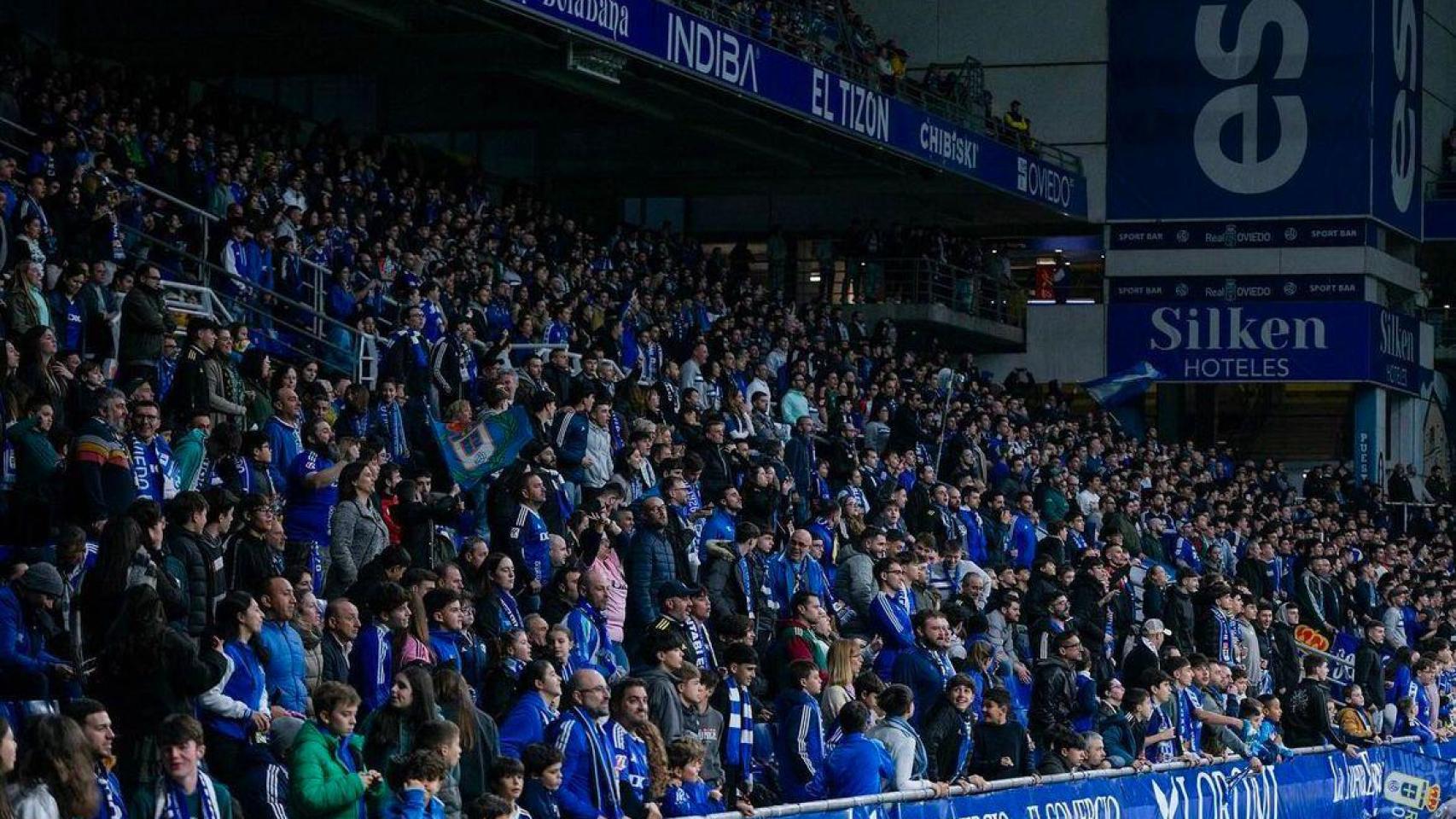 El lanzamiento de objetos obliga al árbitro a detener el derbi asturiano entre el Real Oviedo y el Sporting de Gijón