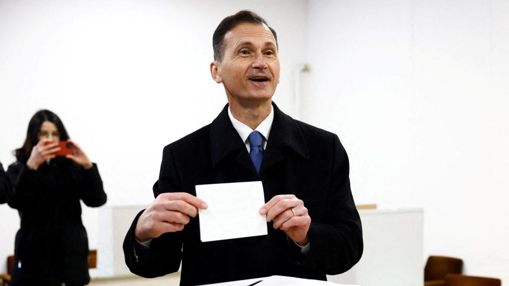 El candidato presidencial Dragan Primorac vota en un colegio electoral durante la segunda vuelta de las elecciones presidenciales en Zagreb.