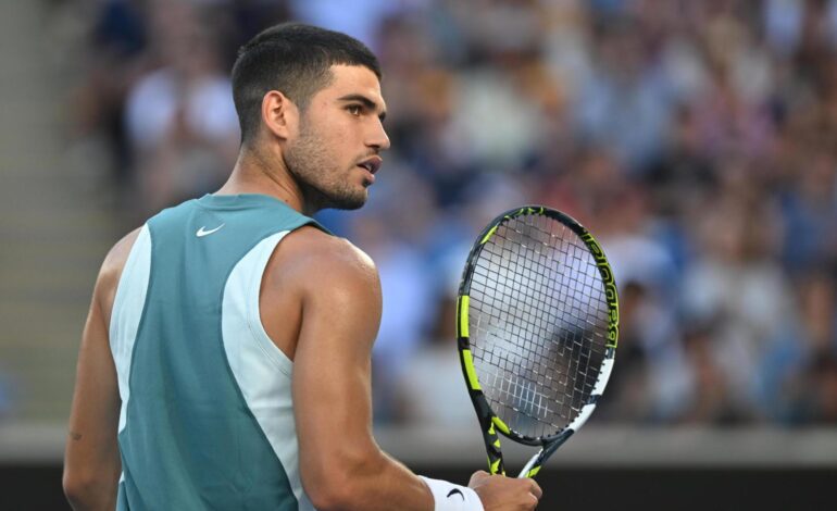 Carlos Alcaraz luce sus mejoras y vence a las desconexiones para ganar en su debut en el Abierto de Australia