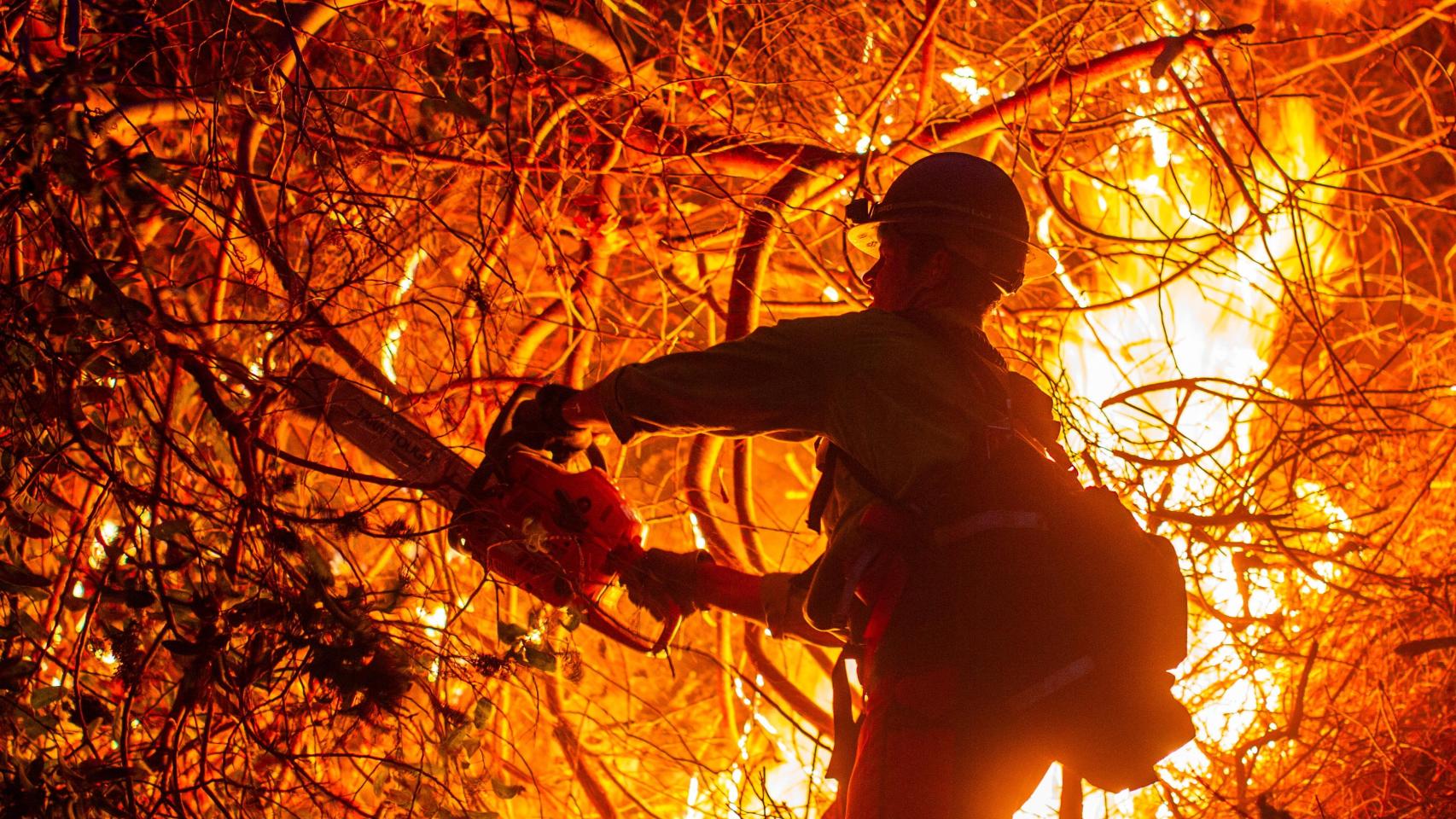 900 presos participan en la extinción de los incendios de Los Ángeles