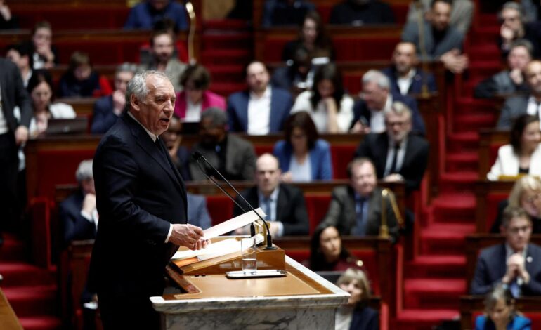 Bayrou acepta negociar con patronal y sindicatos la impopular reforma de las pensiones que impuso Macron