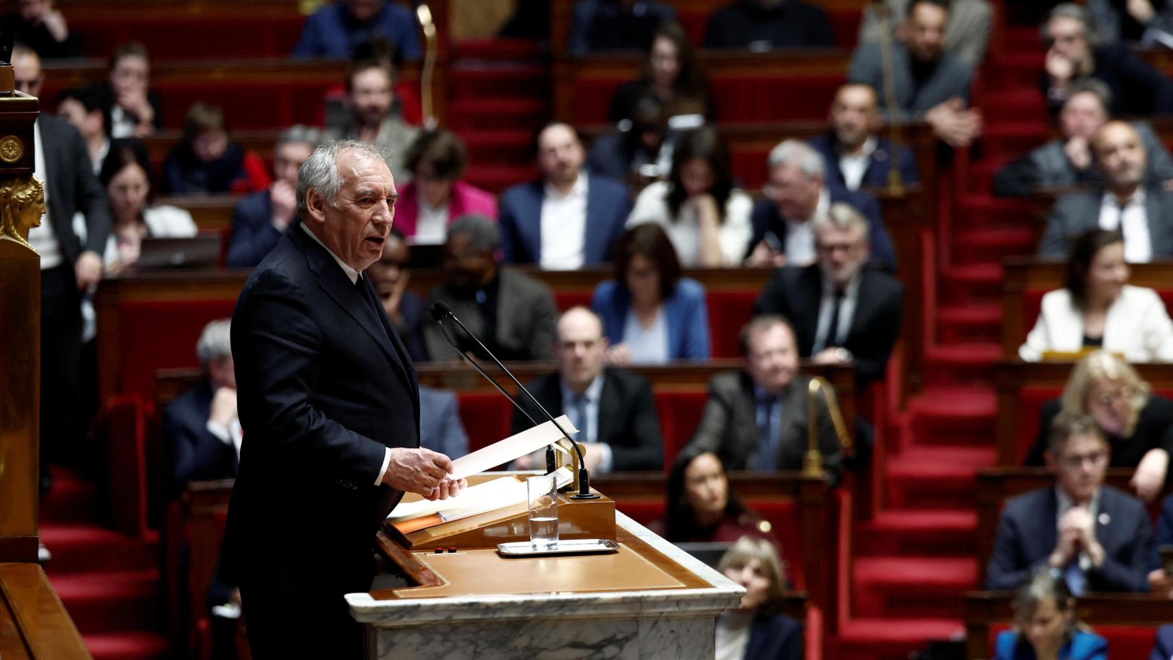 Bayrou acepta negociar con patronal y sindicatos la impopular reforma de las pensiones que impuso Macron