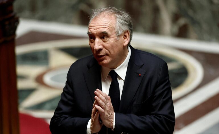 Bayrou supera con apoyo de los socialistas la primera prueba de su Gobierno, la moción de censura de Melenchón