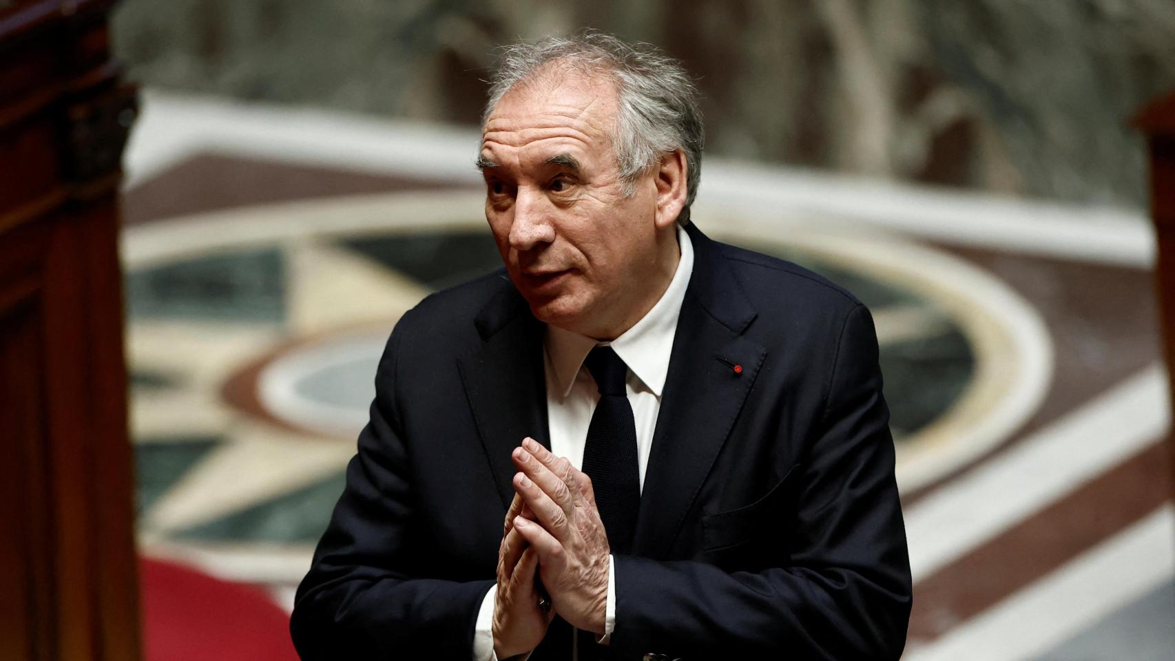 Bayrou supera con apoyo de los socialistas la primera prueba de su Gobierno, la moción de censura de Melenchón