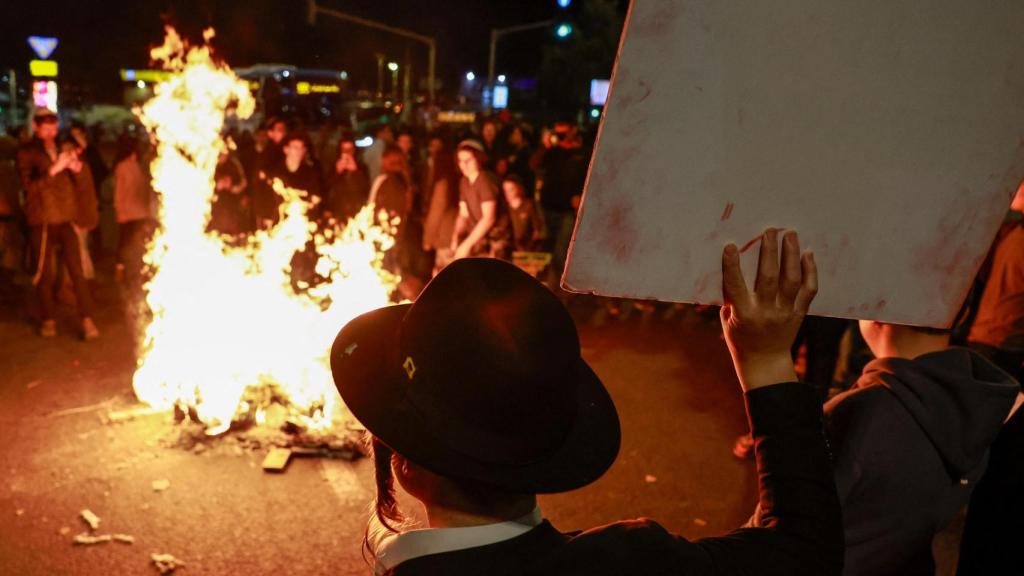 Protesta ultraortodoxa en Jerusalén contra el acuerdo de alto el fuego que ven como un acto de rendición.