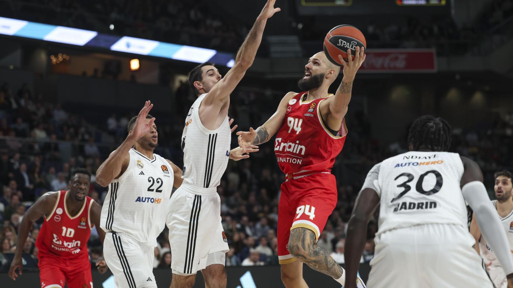 El Real Madrid pierde el invicto del nuevo año ante el recital de Fournier que lidera la victoria de Olympiacos en la Euroliga