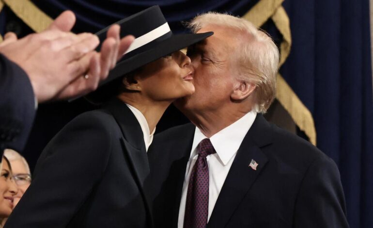 El llamativo ‘no beso’ entre Donald y Melania Trump en mitad de la investidura presidencial: el vídeo viral