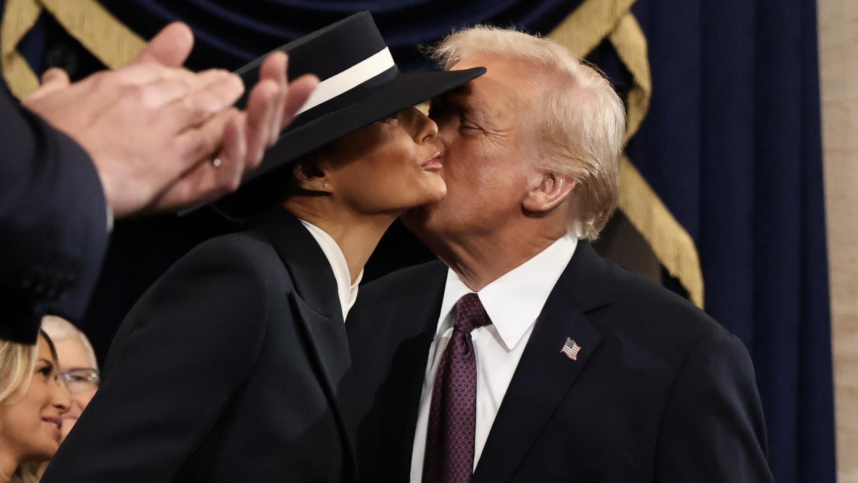 El llamativo ‘no beso’ entre Donald y Melania Trump en mitad de la investidura presidencial: el vídeo viral