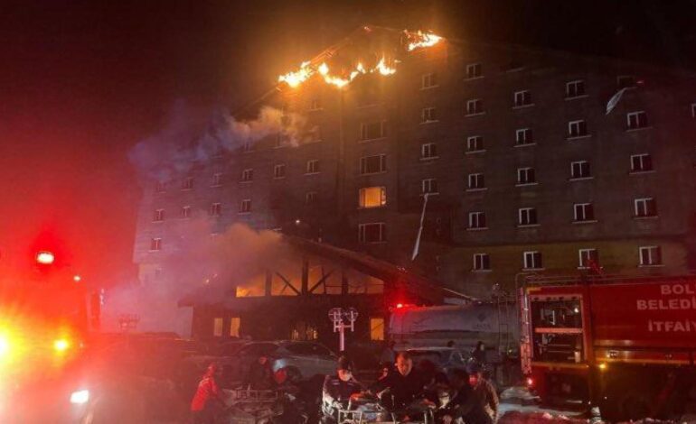 Al menos 10 muertos y 32 heridos en el incendio de un hotel en una popular zona de esquí de Turquía