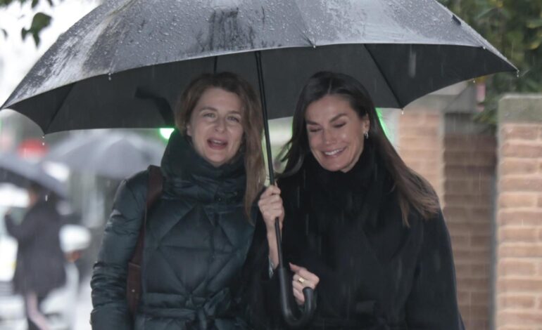 las espontáneas fotos con su secretaria agarrada a su brazo bajo la lluvia de Madrid