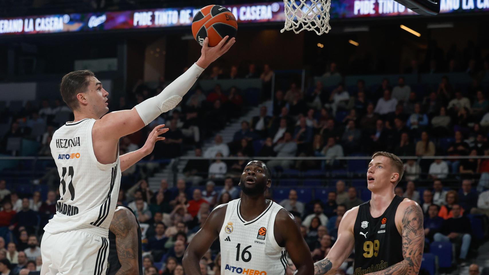 Mario Hezonja devuelve la sonrisa al Real Madrid en la Euroliga con un triple en el último segundo ante Baskonia