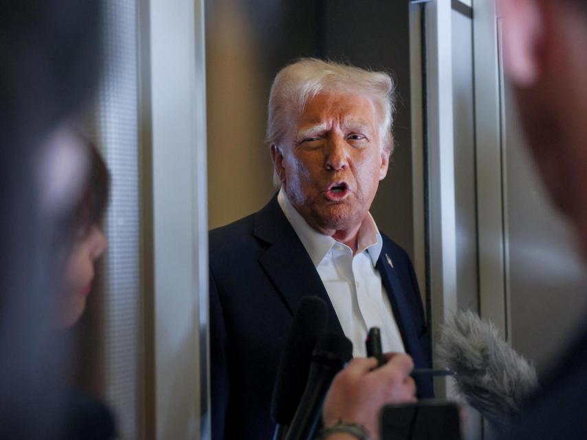 El presidente de los Estados Unidos, Trump, habla con periodistas a bordo del Air Force One en su camino a Miami.