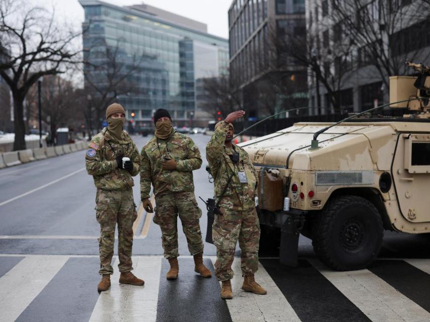 Los oficiales del Ejército de los Estados Unidos son vigilados ante una manifestación a favor del presidente, electo Donald Trump en Washington.