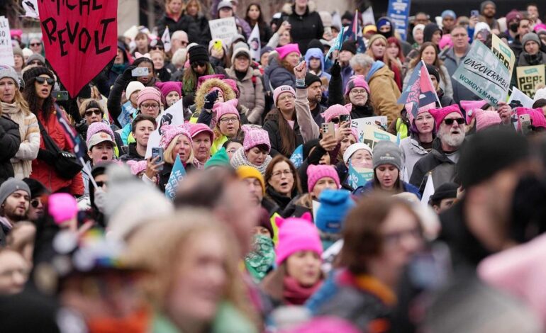 Miles de personas protestan en Washington en vísperas del regreso de Trump