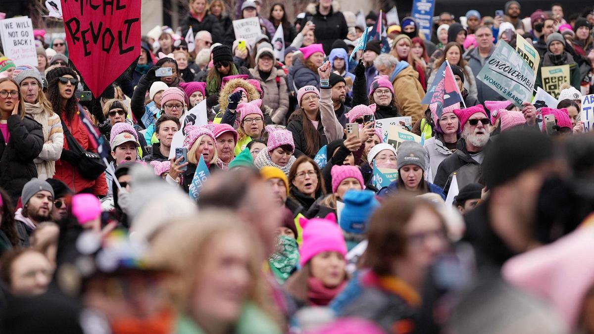 Miles de personas protestan en Washington en vísperas del regreso de Trump